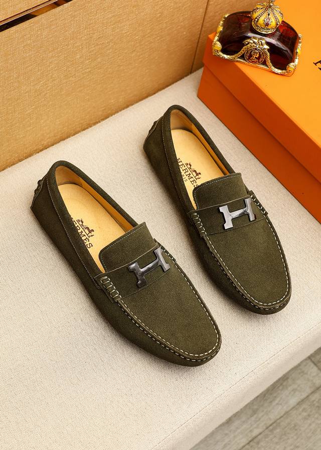 商品商标：Hermes 爱马仕 豆豆鞋 正码码数: 38-44 45.46.47订制 商品材料：精选 进口头层磨砂牛皮鞋面+奢华五金扣，进口猪皮内里。强烈立体视