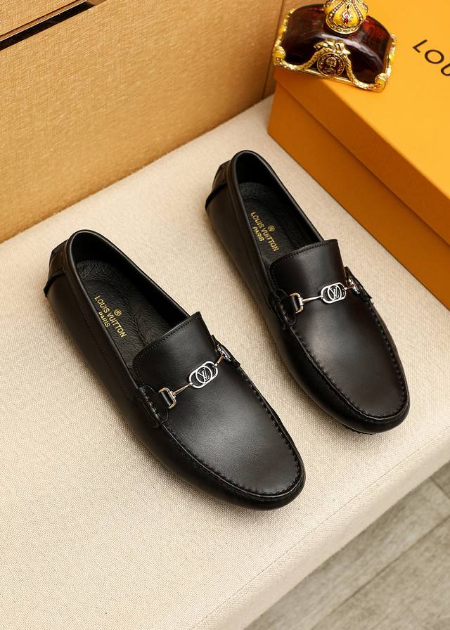商品商标：Louis Vuitton 路易威登 豆豆鞋 正码码数: 38-44 45.46.47订制 商品材料：精选 头层小牛皮鞋面+奢华五金扣，进口猪皮内里。