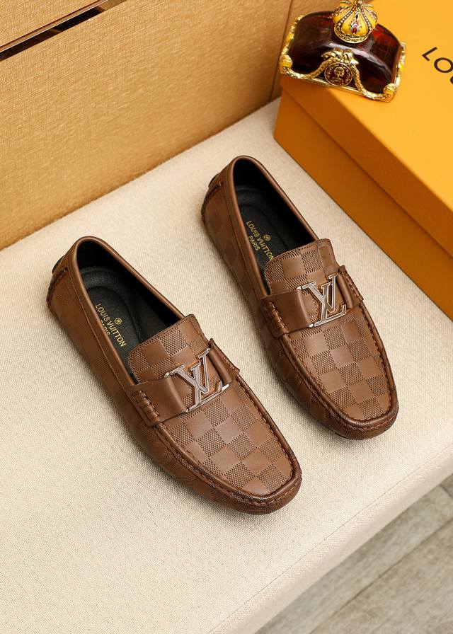 商品商标：Louis Vuitton 路易威登 豆豆鞋 正码码数: 38-44 45.46.47订制 商品材料：精选 头层小牛皮压花鞋面+奢华五金扣，进口猪皮内