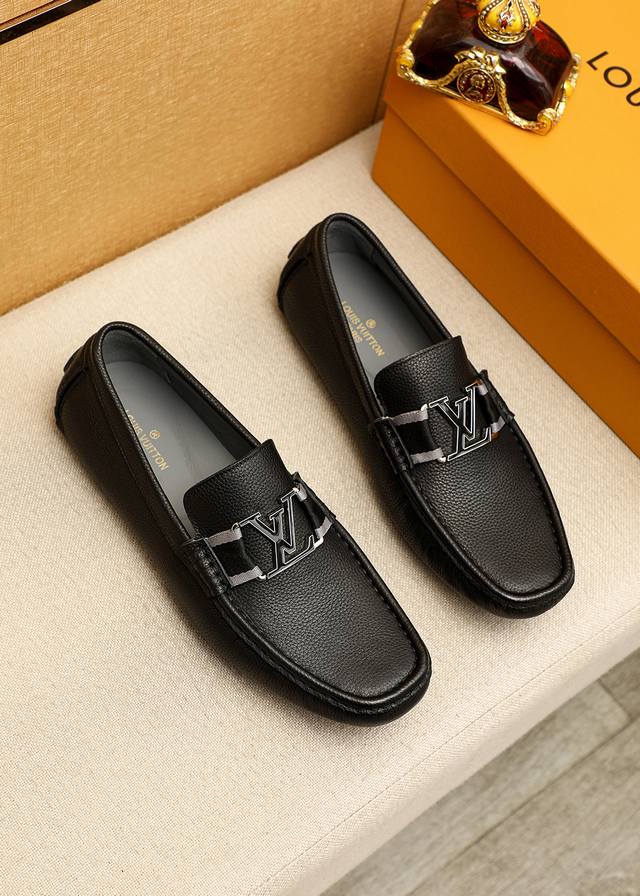 商品商标：Louis Vuitton 路易威登 豆豆鞋 正码码数: 38-44 45.46.47订制 商品材料：精选 头层荔枝纹牛皮鞋面+奢华五金扣，进口猪皮内