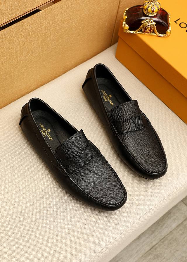 商品商标：Louis Vuitton 路易威登 豆豆鞋 正码码数: 38-44 45.46.47订制 商品材料：精选 头层十字纹牛皮鞋面+奢华五金扣，进口猪皮内