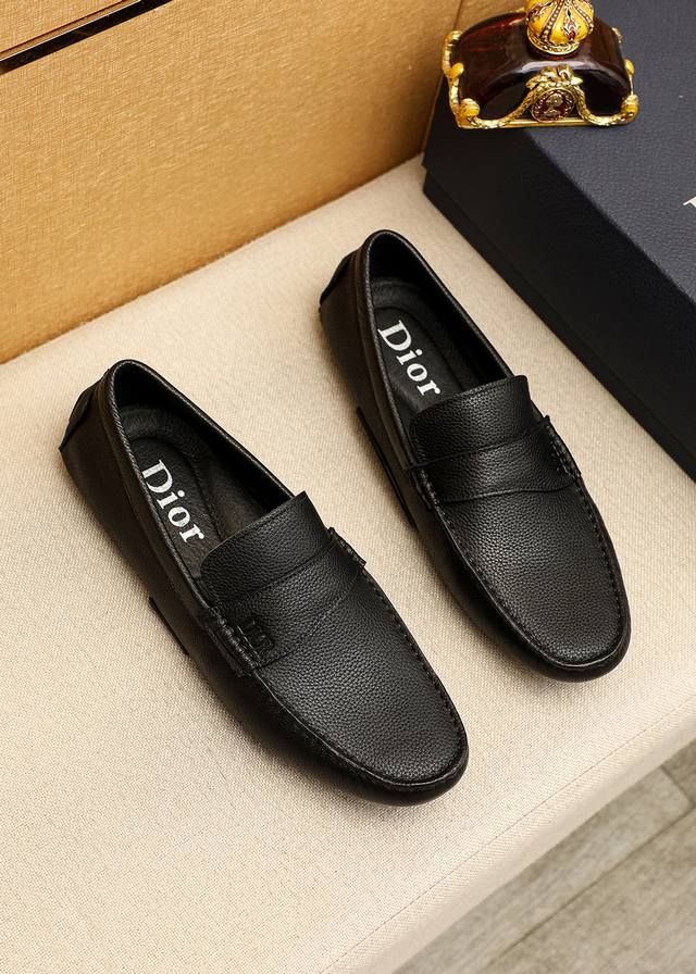商品商标：Dior 迪奥 豆豆鞋 正码码数: 38-44 45.46.47订做 商品材料：精选 意大利进口头层牛皮鞋面+奢华五金扣，进口水染猪皮内里。强烈立体视