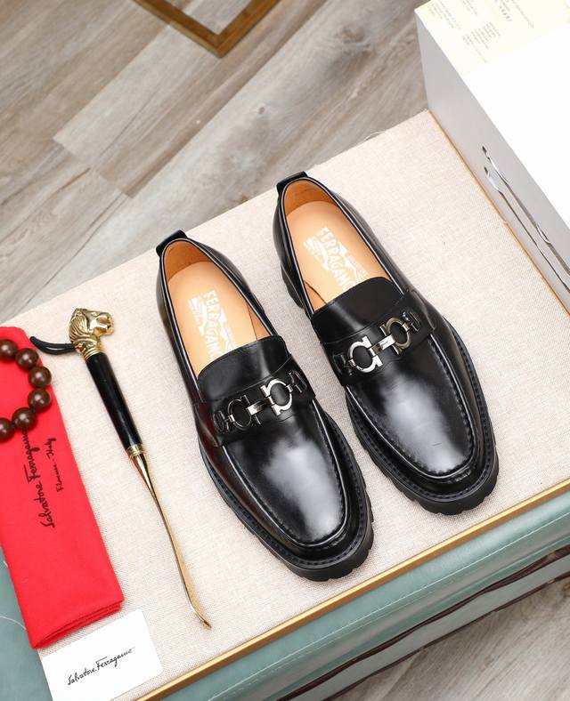 出厂价p 水染牛里 菲拉格慕 高端 Salvatore Ferragamo 是国际顶级的鞋类奢侈品牌，来自时尚王国意大利，以传统手工设计和款式新颖誉满全球 专柜