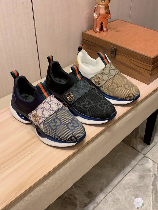 新款: 厂价 古奇Gucci* 最新爆款休闲鞋，顶端品牌 奢侈～代购，顶级～质量。 鞋面選用进口透气牛皮搭配材质透气羊皮垫脚 精细做工。原版个性时尚柔软橡膠耐磨