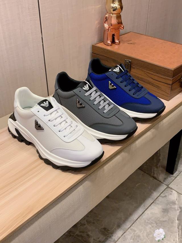 新款: 厂价 普拉达prada* 最新爆款休闲鞋，顶端品牌 奢侈～代购，顶级～质量。 鞋面選用进口透气牛皮搭配材质透气羊皮垫脚 精细做工。原版个性时尚柔软橡膠耐