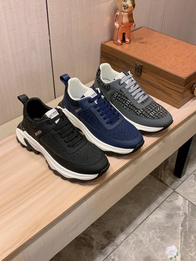 新款: 厂价 Boss* 最新爆款休闲鞋，顶端品牌 奢侈～代购，顶级～质量。 鞋面選用进口透气牛皮搭配材质透气羊皮垫脚 精细做工。原版个性时尚柔软橡膠耐磨防滑大