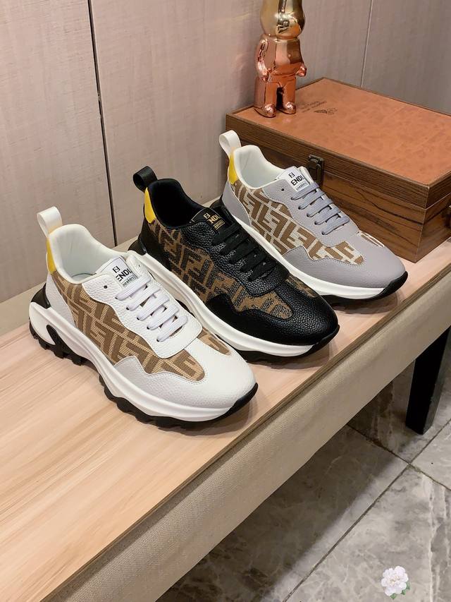 新款: 厂价 芬迪Fendi* 最新爆款休闲鞋，顶端品牌 奢侈～代购，顶级～质量。 鞋面選用进口透气牛皮搭配材质透气羊皮垫脚 精细做工。原版个性时尚柔软橡膠耐磨