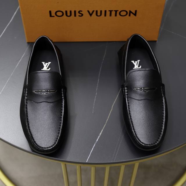 出厂价pp： Lv 路易威登 高端男士驾车、一脚蹬系列 38-44 45订做 全料面原版牛皮！厚实柔软！全内里小牛皮制作！橡胶片式防滑豆豆底！立体套包工艺！时尚