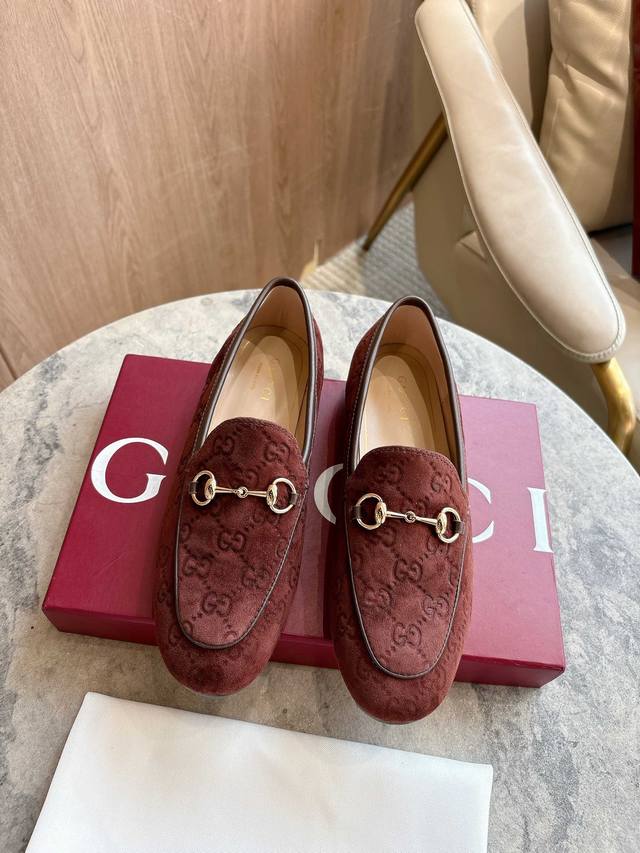1819-10* 咖啡 35-42 作为Gucci设计传承的杰出代表，Jordaan系列饰马衔扣乐福鞋生动彰显经典优雅格调。这款鞋履采用品牌标志性字母交织图案光
