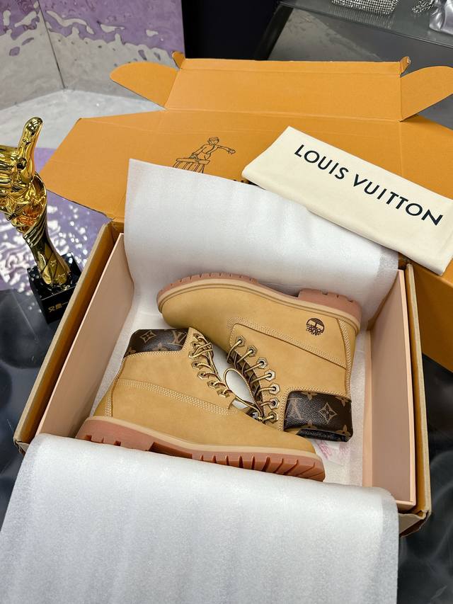 工厂p价 情侣款 Lv X Timberland 添柏岚 联名款 老花 大黄靴 及踝靴 短靴 Lv X Timberland 及踝靴取材 Monogram 压纹
