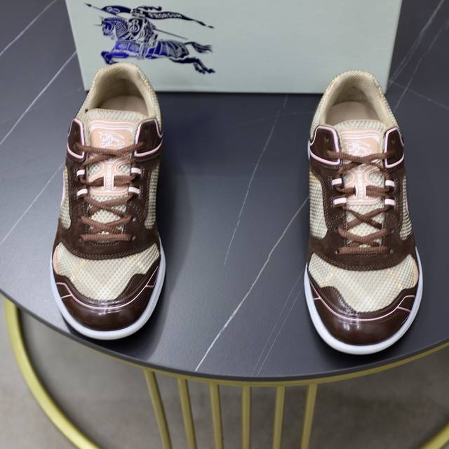 出厂价pp： Burberry 巴宝莉 情侣新款格纹针织 Neptune 运动鞋 这款运动鞋采用针织面料制成，搭配透气袜式鞋面，点缀针织 Burberry 格纹