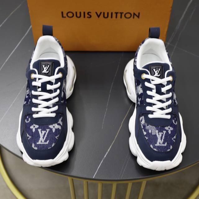 出厂价pp： 品牌：Lv路易威登 标准码：38-44 45订做 等级：官网同款 材料：原厂牛皮拼接面料 舒适透气内里 轻便柔软耐磨大底 款式类别：男士时尚休闲鞋