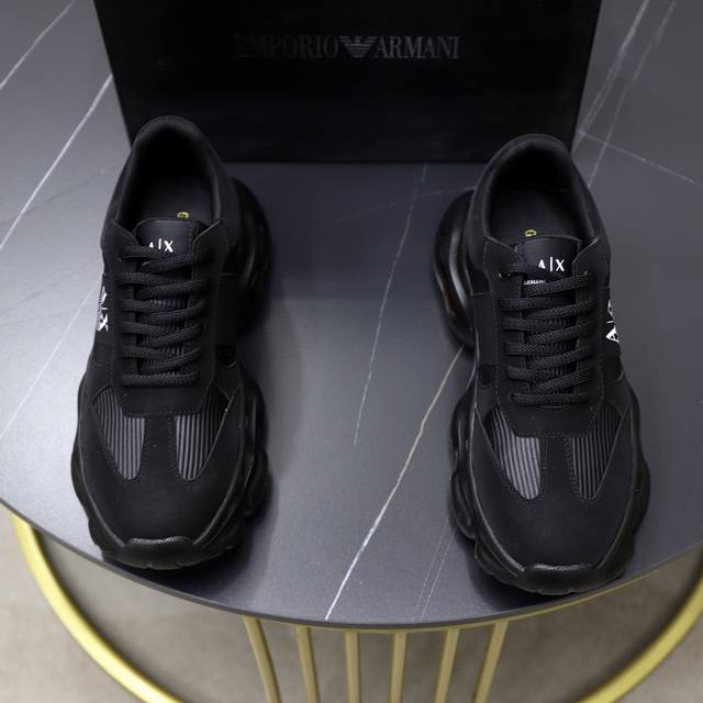 出厂价pp： 品牌：阿玛尼 标准码：38-44 45订做 等级：官网同款 材料：原厂牛皮拼接面料 舒适透气内里 轻便柔软耐磨大底 款式类别：男士时尚休闲鞋 跑步