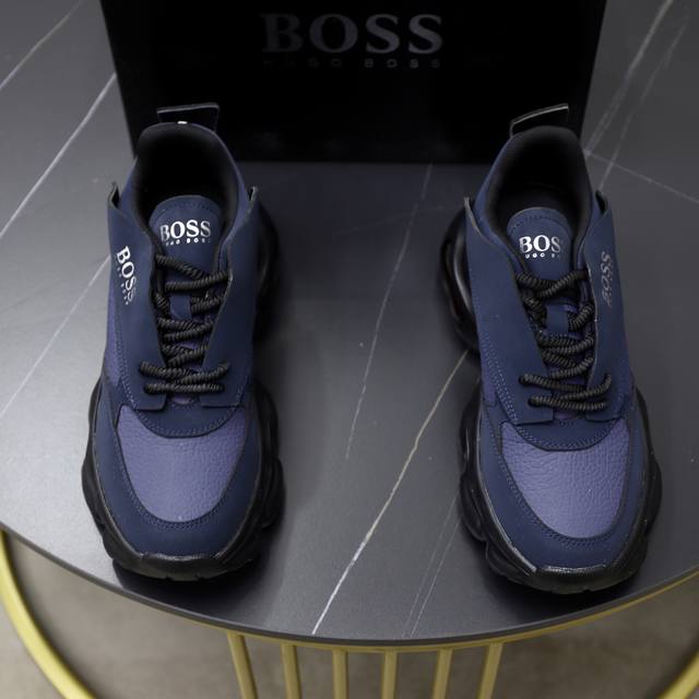出厂价pp： 品牌：Boss 标准码：38-44 45订做 等级：官网同款 材料：原厂牛皮拼接面料 舒适透气内里 轻便柔软耐磨大底 款式类别：男士时尚休闲鞋 跑
