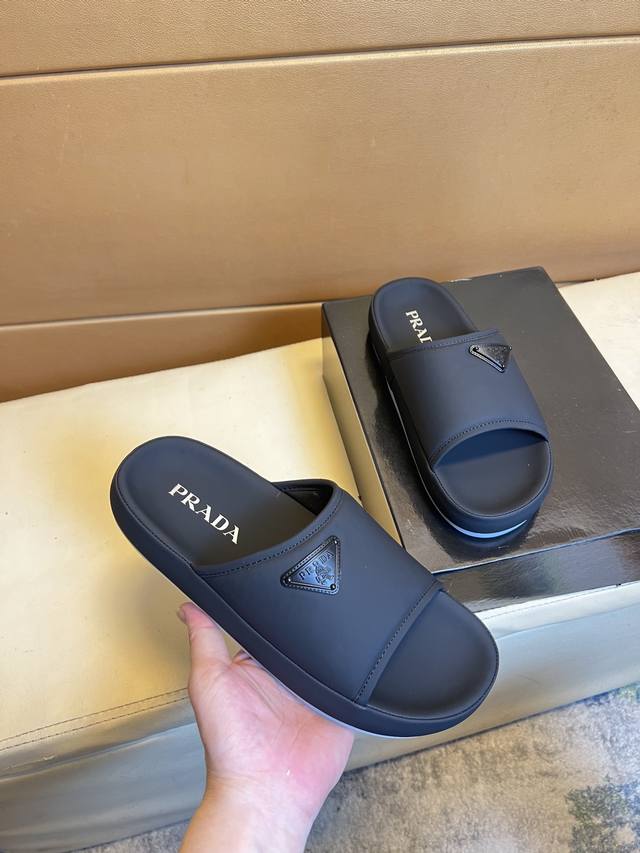 p 普拉达 春夏 男士凉鞋 作为时尚界的活跃一族 以大胆创新为本色 为中国时尚潮男打造出这款休闲商务风格面料采用原版材料 原版配色时尚大方如此奢华高档霸气 码数