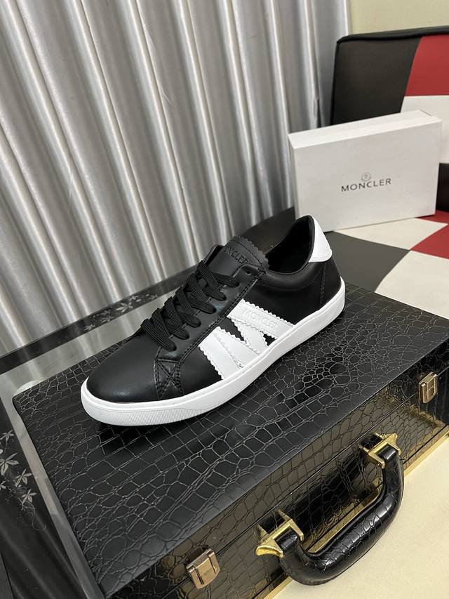 出厂价pp： Moncler 蒙口、官网同款 高品质男鞋 材料：定制小牛皮 网布透气内里真皮鞋垫 原版开模防滑大底款式类型：男士休闲运动鞋 系带款男鞋系列 欧美
