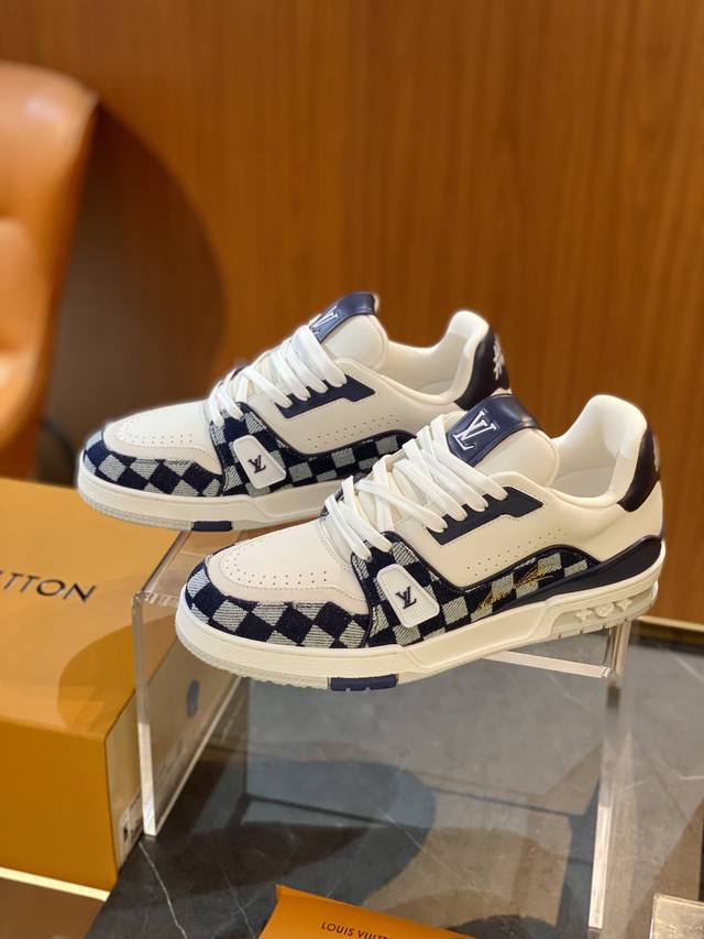 L家新款Trainer 运动鞋 Size；39~45 38.46定制 本款Trainer 运动鞋拼合 Damier 丹宁布与光滑牛皮革，娓娓道出2025 秋冬男