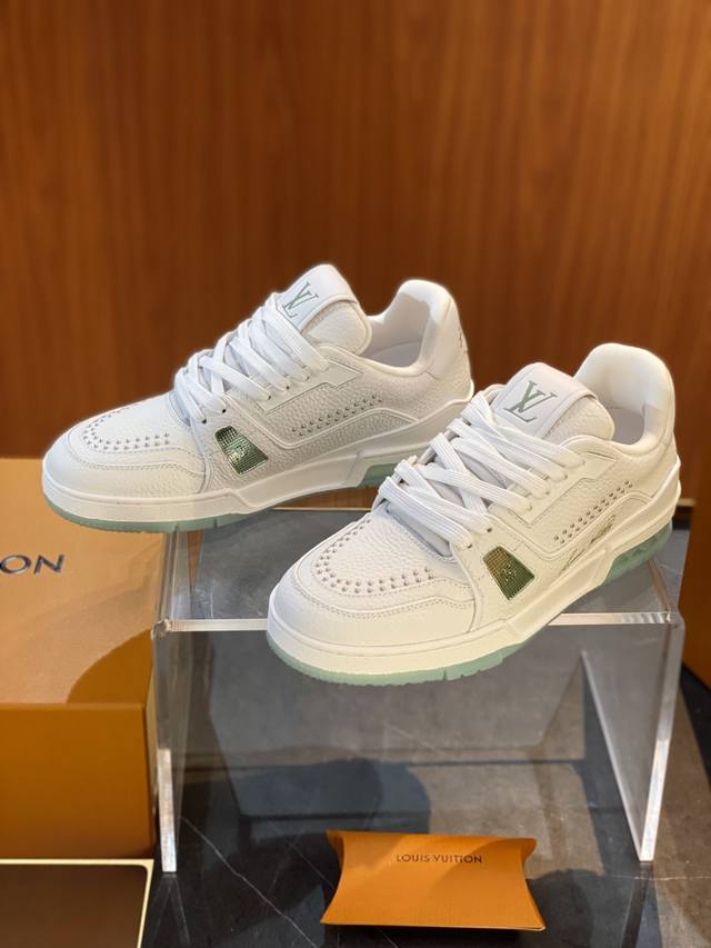 L家新款Trainer 运动鞋 Size；39~45 38.46定制 本款 Trainer 运动鞋粒面牛皮革融入L字母装饰等缤纷金属元素，焕新演绎Virgil
