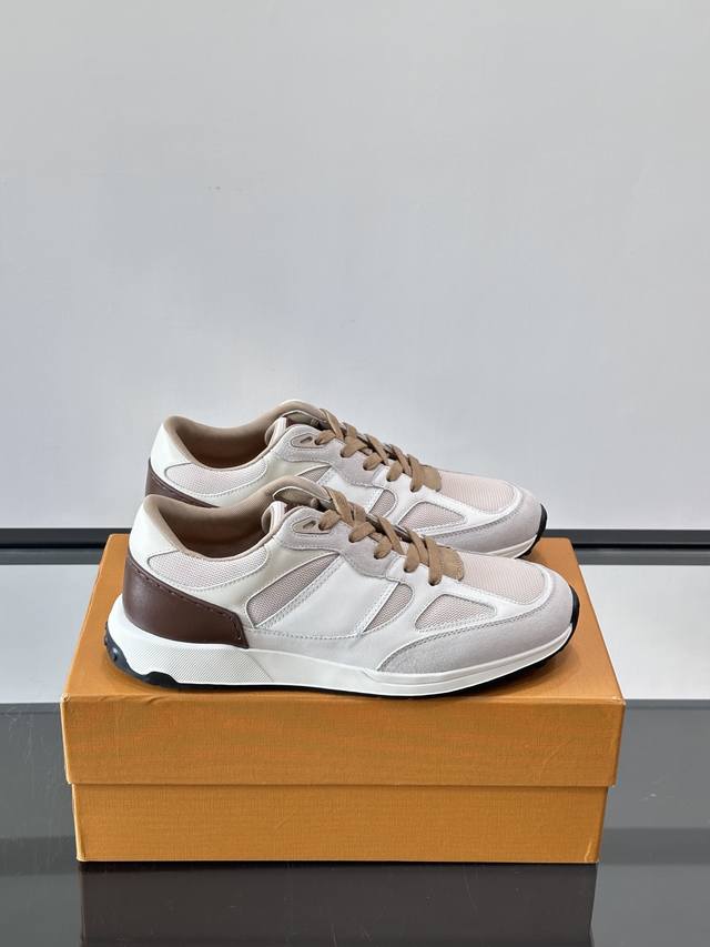 tod's 托德斯 新款男士拼接运动鞋，本款运动鞋以多材质拼接而成，绒面牛皮革和光滑小牛皮制作，立体几何风格，款式简约时尚，鞋盒饰有品牌Logo徽标，鞋底点缀橡