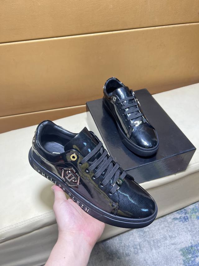 p pp 菲利普 原单品质.～ 独特现代风运动鞋。休闲鞋潮男必备款 意大利进口原版品牌，进口原版皮，羊 拒绝脱色磨脚 鞋底：原厂特供原版底，法国懒人风格设计 贴