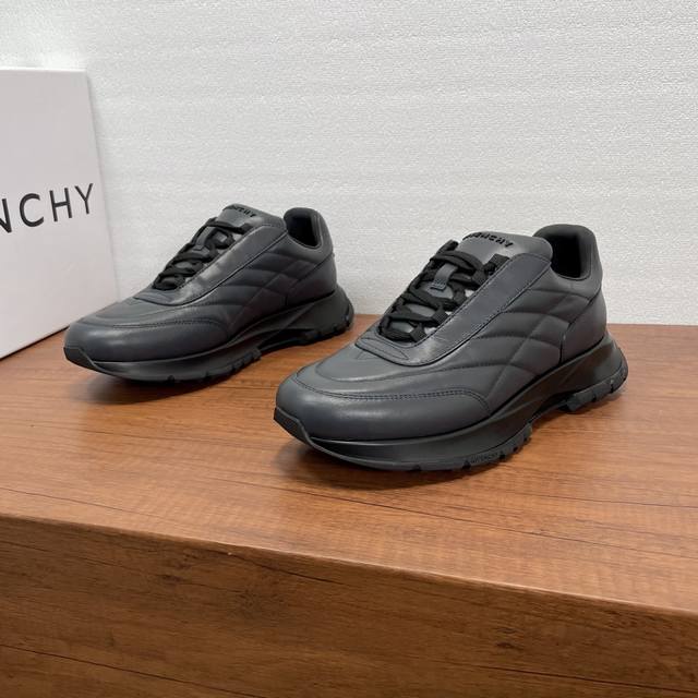 Givenchy 纪梵希 新款男士皮革气垫厚底运动鞋 这款运动鞋采用进口柔软纳帕小牛皮鞋面，鞋舌及后跟饰以立体品牌Logo标识，搭配橡胶大底，舒适轻便减震。柔软