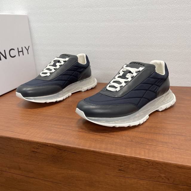 Givenchy 纪梵希 新款男士拼接气垫厚底运动鞋 这款运动鞋采用进口柔软纳帕小牛皮拼接透气尼龙织物鞋面，鞋舌及后跟饰以立体品牌Logo标识，搭配橡胶全撑透明