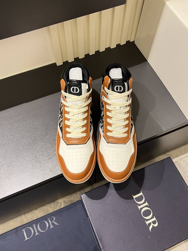 Dio* 高帮B27休闲运动鞋，这款 B27 高帮运动鞋是该系列新品，延续 Di*R的经典款式。采用灰色和白色光滑牛皮革精心制作，侧面饰以米色和黑色 Obliq