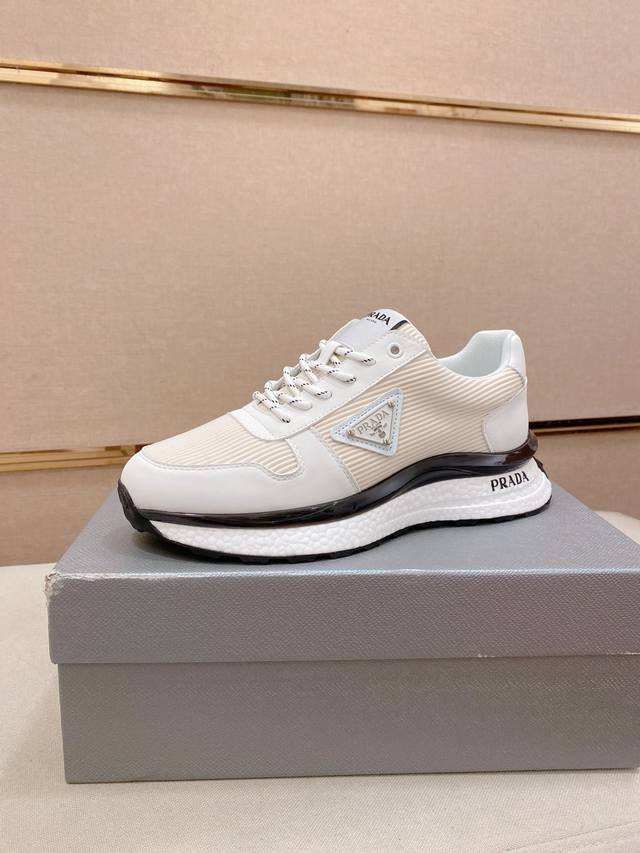 工厂p价 prada～普拉达 潮流新款上市 官网同款 专柜品质 原版搭配 进口精选头层牛皮。舒适透气羊皮内里 做工精细 用料上层 100%纯牛皮打造 原版楦型