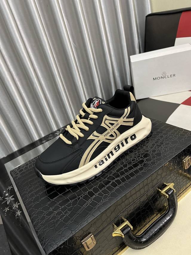 出厂价pp： Moncler 蒙口、官网同款 高品质男鞋 材料：定制小牛皮 网布透气内里真皮鞋垫 原版开模大底款式类型：男士休闲运动鞋 系带款男鞋系列 欧美潮流