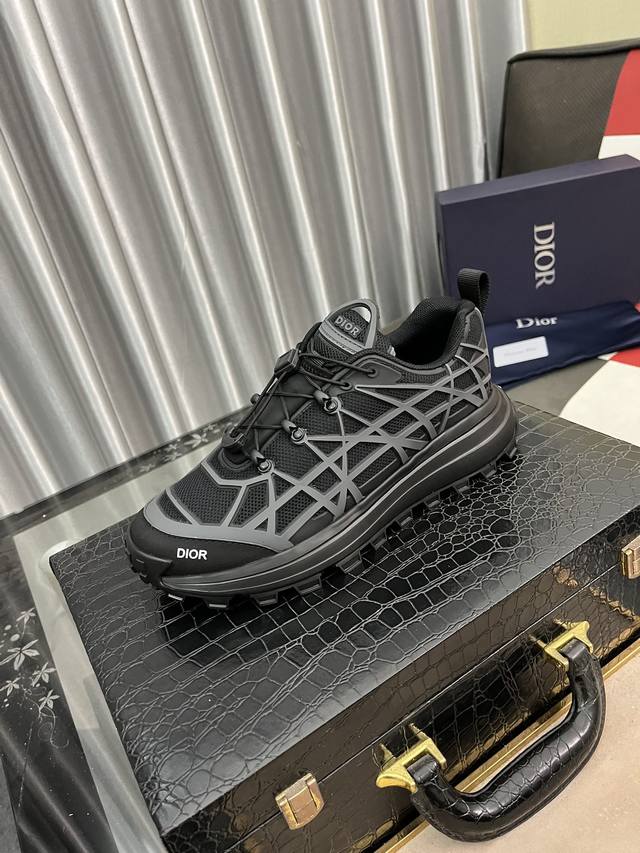 出厂价p B31 Runner 运动鞋突显时髦轮廓，饰以曲纹藤格纹，以结构风格重新演绎经典图案，丰富了迪奥二零二三夏季男装系列。采用徒步鞋的先进工艺精心制作，将