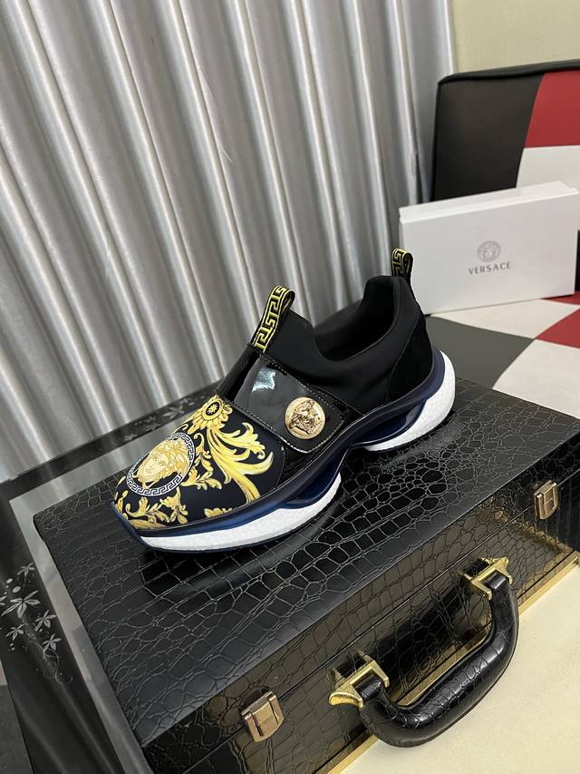 出厂价pp： Versace 范思哲最新款精心打造，引爆全场！不断创新的国际品牌 此款男士四季款休闲鞋，牛皮鞋面羊皮内里橡胶大底，透气舒适以质量说话 码数：38