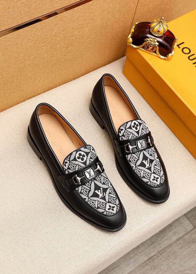 商品商标：Louis Vuitton 路易威登 休闲皮鞋 正码码数: 38-44 45.46.47订制 商品材料：精选 进口小牛皮鞋面+奢华五金扣，进口头层牛皮
