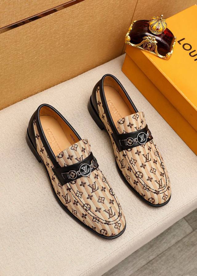 商品商标：Louis Vuitton 路易威登 休闲皮鞋 正码码数: 38-44 45.46.47订制 商品材料：精选 进口布料鞋面+奢华五金扣，进口头层牛皮内