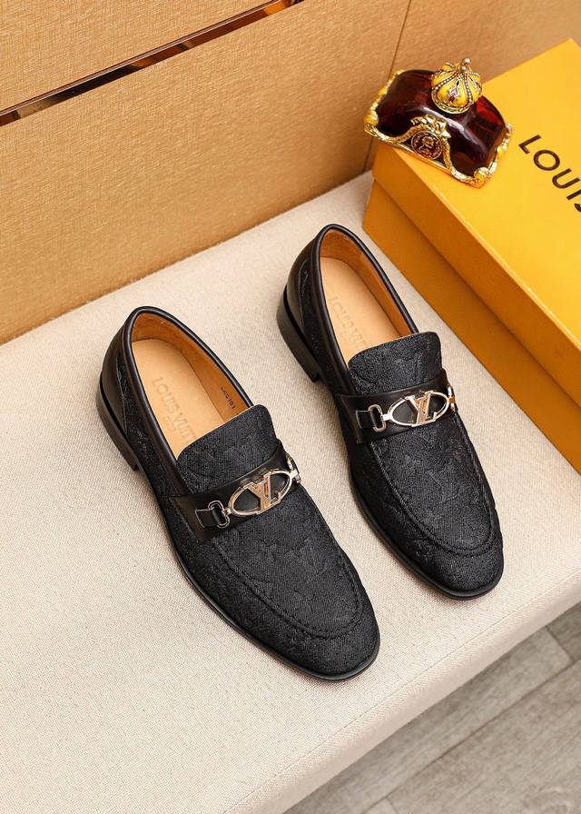 商品商标：Louis Vuitton 路易威登 休闲皮鞋 正码码数: 38-44 45.46.47订制 商品材料：精选 进口布料压花鞋面+奢华五金扣，进口头层牛