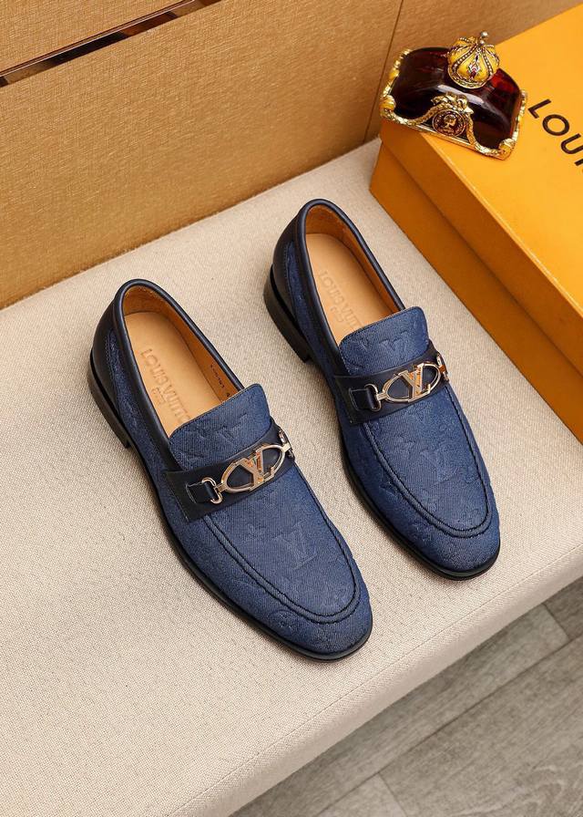 商品商标：Louis Vuitton 路易威登 休闲皮鞋 正码码数: 38-44 45.46.47订制 商品材料：精选 进口布料压花鞋面+奢华五金扣，进口头层牛