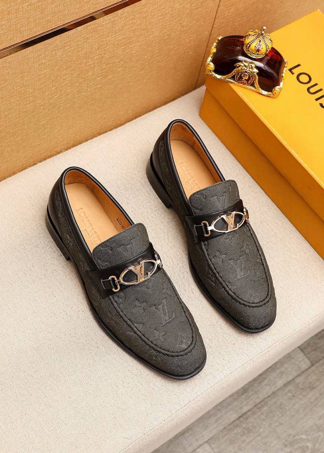 商品商标：Louis Vuitton 路易威登 休闲皮鞋 正码码数: 38-44 45.46.47订制 商品材料：精选 进口布料压花鞋面+奢华五金扣，进口头层牛