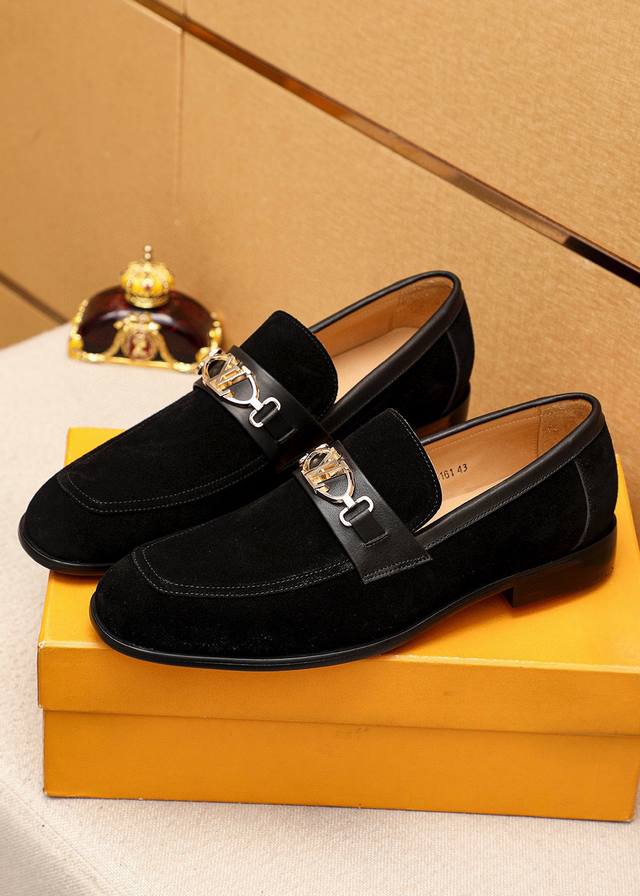 商品商标：Louis Vuitton 路易威登 休闲皮鞋 正码码数: 38-44 45.46.47订制 商品材料：精选 进口头层磨砂牛皮鞋面+奢华五金扣，进口头
