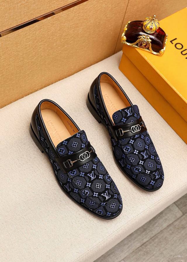 商品商标：Louis Vuitton 路易威登 休闲皮鞋 正码码数: 38-44 45.46.47订制 商品材料：精选 进口胶料印花鞋面+奢华五金扣，进口头层牛