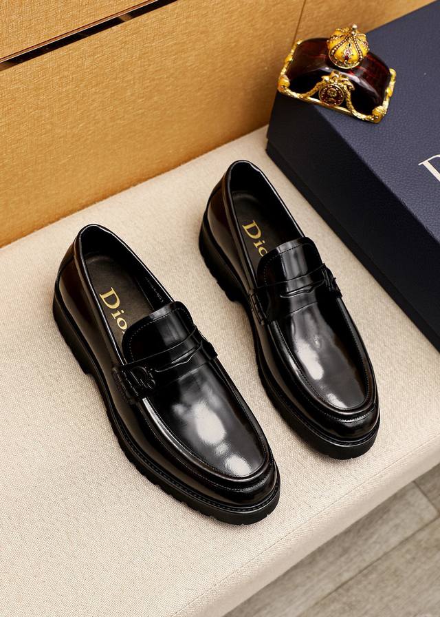 商品商标：Dior 迪奥 休闲皮鞋 正码码数: 39-44 38.45订做 商品材料：精选 意大利进口原版开边珠牛皮鞋面，进口水染牛皮内里。强烈立体视觉效果，发