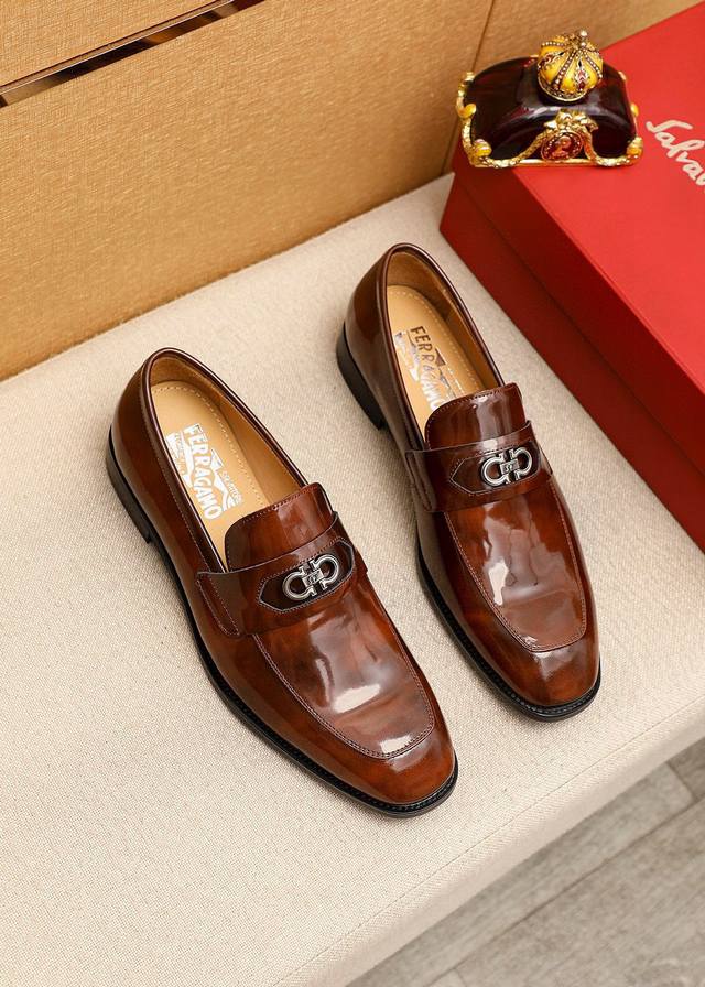 商品商标：Ferragamo 菲拉格慕 休闲皮鞋 正码码数: 38-44 45.46订制 商品材料：精选 进口头层开边珠牛皮鞋面+奢华五金扣，进口水染牛皮内里。