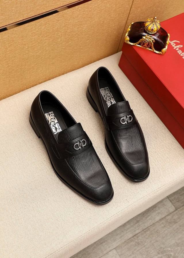 商品商标：Ferragamo 菲拉格慕 休闲皮鞋 正码码数: 38-44 45.46订制 商品材料：精选 进口头层牛皮压花鞋面+奢华五金扣，进口水染牛皮内里。强