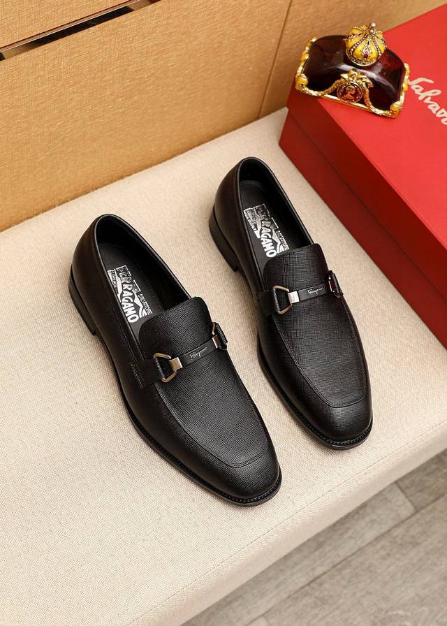 商品商标：Ferragamo 菲拉格慕 休闲皮鞋 正码码数: 38-44 45.46订制 商品材料：精选 进口头层十字纹牛皮鞋面+奢华五金扣，进口水染牛皮内里。