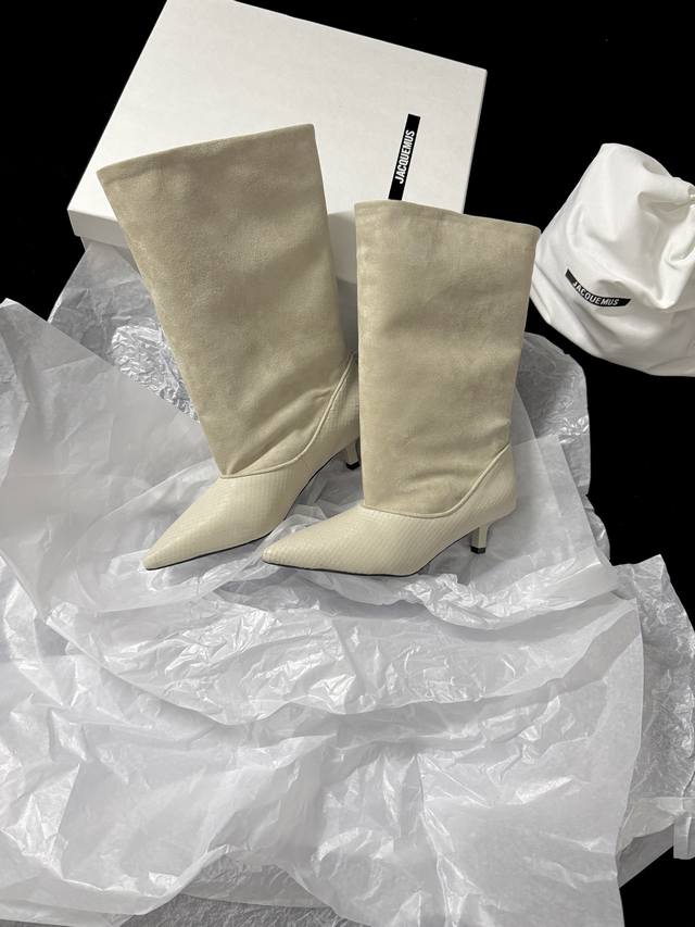 Jacquemus 新品靴 这双靴真的很会 麂皮与蛇纹皮拼接 质感高级又有层次 尖头细跟一整个把优雅性感拿捏住～ 穿上就是行走的时尚焦点 轻松Slay各种场合