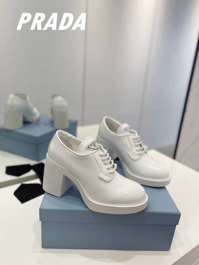 工厂p价 顶级版普拉达 高跟乐福鞋新品 经典三角标乐福鞋，做高跟版本，也着有被惊艳到呀，专柜7月上架 略显宽大的鞋型搭配粗高跟造型，很协调哦，并没有半点笨拙的意