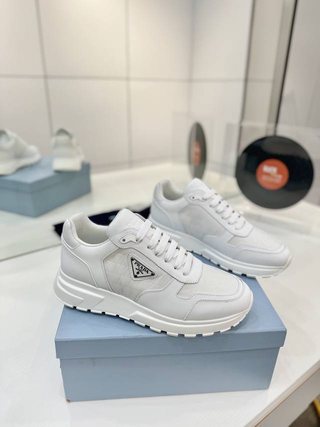 工厂p价 男10 普拉达prada 运动鞋融优雅的创意设计以及prada系列典型的材质于一身。 鞋身采用海洋塑料回收物所制的创新性Re-Nylon再生尼龙和亮面
