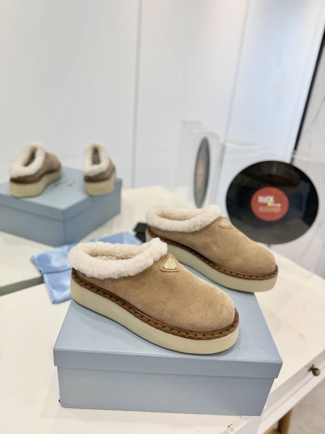 工厂p价 普拉达雪地靴 让整个温暖陪你过冬，经典格纹搭配磨砂皮，经典不失典雅。内里进口A级羊毛里，保暖舒适 鞋面：牛反绒 内里：百分百真毛 垫脚：真羊毛 鞋底：