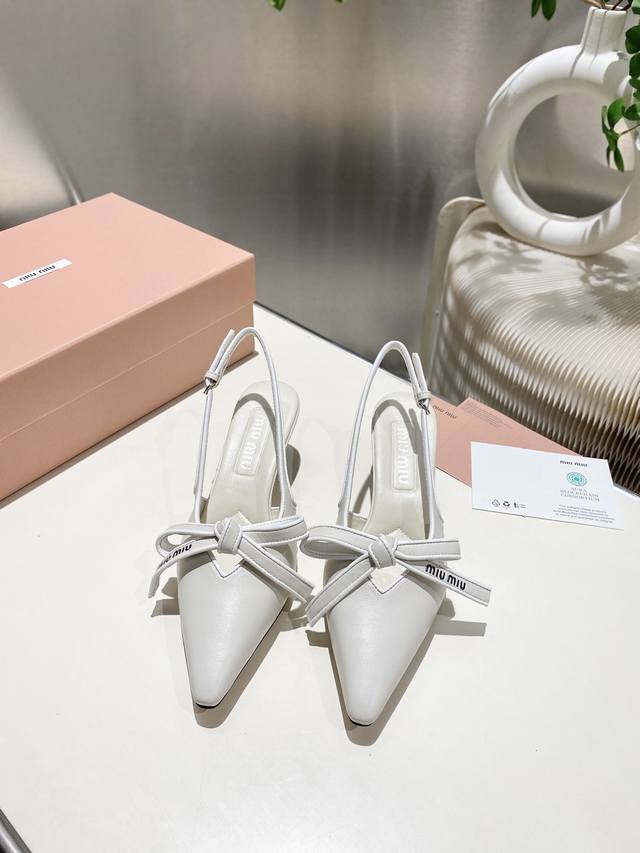 出厂价p Miumiu2025新款后空凉鞋系列时尚洋气 夏日清凉标配，面料材质 .羊皮+蝴蝶结元素搭配，垫脚羊皮里 意大利进口真皮大底 码数: 34-41 34