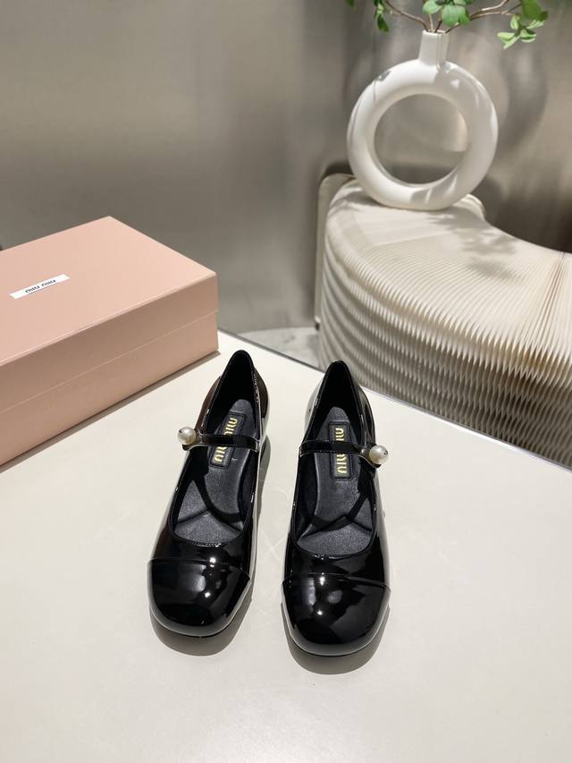 出厂价p 跟高4.5.Cm顶级品质 Miu Miu 2025夏季新款火爆款 全新超美链条装饰搭配 时尚淑女气质十足 双色拼接 又不乏美艳色彩外侧附带弹力象巾 上