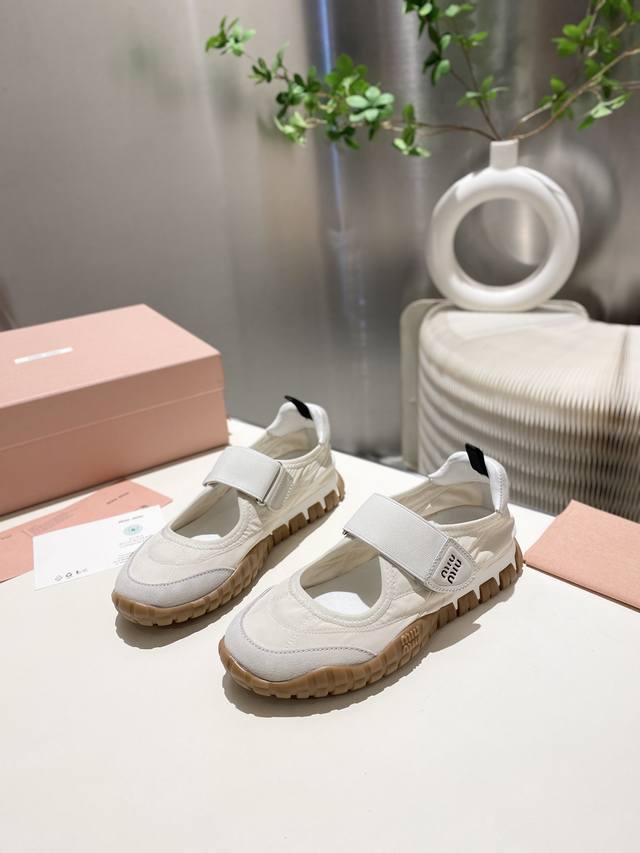 出厂 缪缪2025阿甘休闲鞋运动鞋 春夏新款 最近爆款前卫大胆的设计 .Miu风格融于此款厚底帆布运动鞋的简约线条 ，别致徽标饰于鞋舌与背后，点缀复古 厚底设计