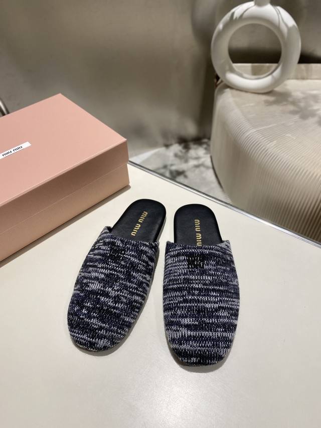 出厂 顶级版本代购级Miumiu2025早春新款毛线编织包头拖鞋 各大博主推荐，闭眼入都是不会后悔 随意搭配都好看，原版一比一开发 鞋面：定制进口编织 鞋底：橡